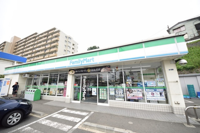 ファミリーマート鶴ヶ峰本町店 徒歩13分。コンビニ 980m