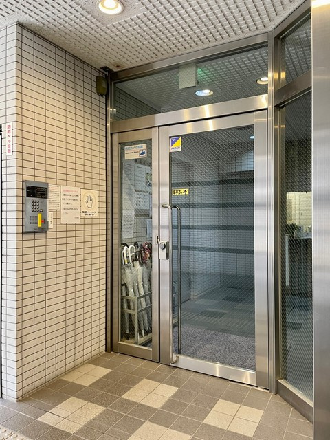エントランスはオートロック式。