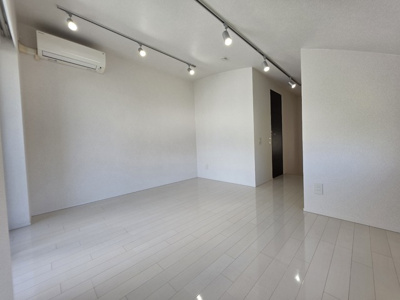 ★9.5帖洋室　白基調の明るいお部屋です★