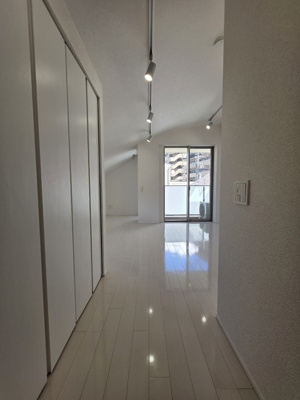 ★9.5帖洋室　白基調の明るいお部屋です★