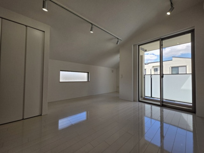 ★9.5帖洋室　白基調の明るいお部屋です★