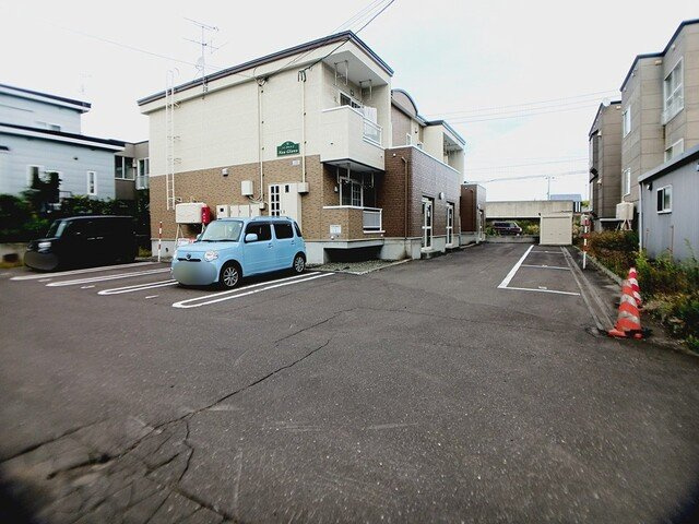 ノイ　グランツⅡの駐車場