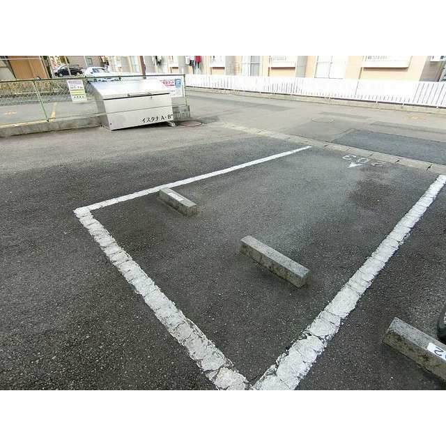 イスタナ　Ａの駐車場