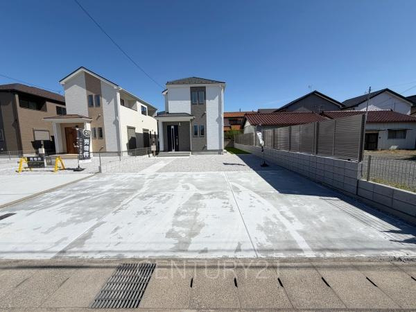 前橋市広瀬町C号棟の前面道路含む現地写真|並列駐車可能な駐車場スペースです。
