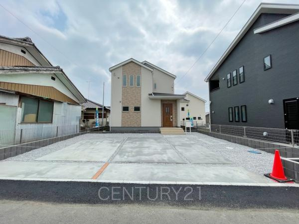 第1伊勢崎国定 2号棟の前面道路含む現地写真|並列駐車可能な駐車場スペースです。