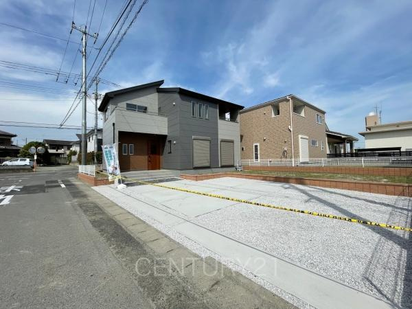 前橋市樋越町第4 1号棟の前面道路含む現地写真|並列駐車可能な駐車場スペースです。