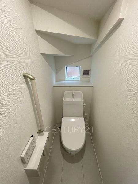 高崎市片岡町2丁目31番 C号棟のトイレ|１階トレイです。
温水シャワー洗浄機能付きです。
手摺り付きです。