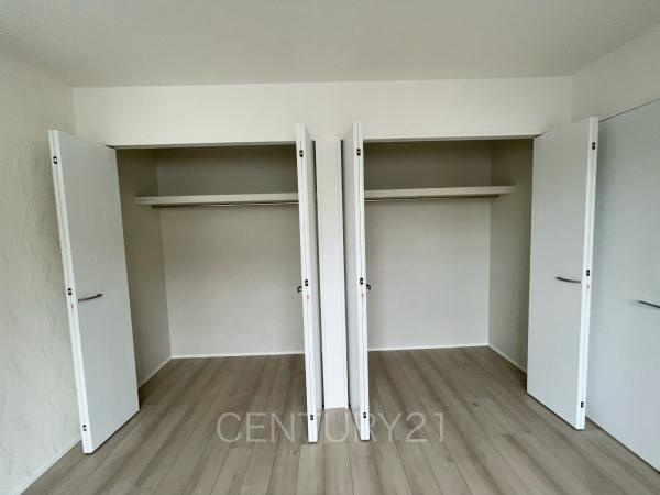 高崎市片岡町2丁目31番 C号棟の収納|ハンガーパイプ付きクローゼットです