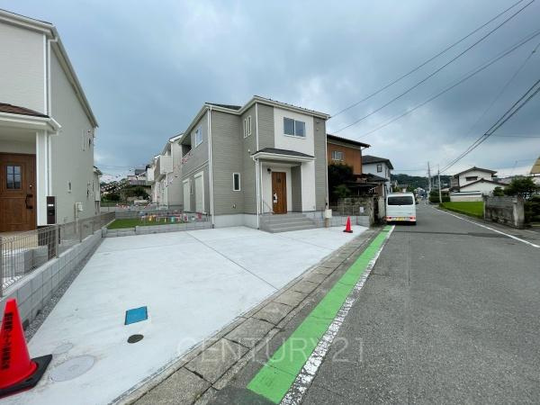高崎市片岡町2丁目31番 C号棟の前面道路含む現地写真|並列駐車可能な駐車場