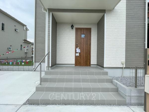 高崎市片岡町2丁目31番 C号棟の玄関|スマートキー付きの玄関。
鍵を探すことなくドアの開閉が可能です。
郵便物を守る鍵付きポストです。
インターホンは録画機能付きで防犯面に優れます。