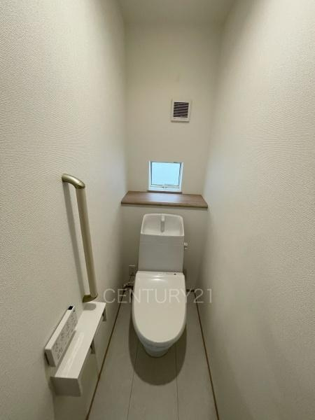 高崎市片岡町2丁目31番 B号棟のトイレ|１階トレイです。
温水シャワー洗浄機能付きです。
手摺り付きです。