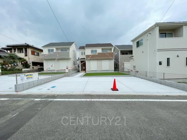 高崎市片岡町2丁目31番 B号棟の前面道路含む現地写真|並列駐車可能な駐車場