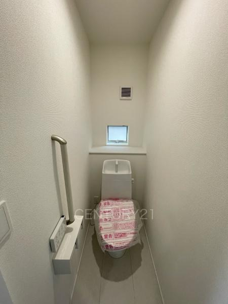 高崎市片岡町2丁目31番 A号棟のトイレ|１階トレイです。
温水シャワー洗浄機能付きです。
手摺り付きです。