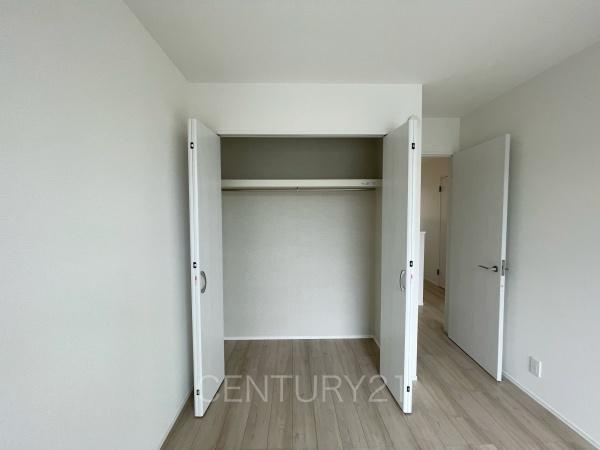 高崎市片岡町2丁目31番 A号棟の収納|ハンガーパイプ付きクローゼットです