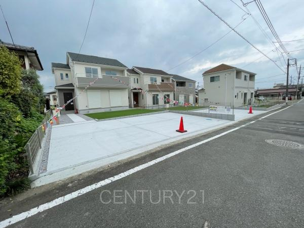 高崎市片岡町2丁目31番 A号棟の前面道路含む現地写真|並列駐車可能な駐車場