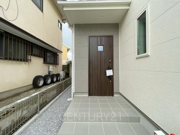 高崎市片岡町2丁目31番 A号棟の玄関|スマートキー付きの玄関。
鍵を探すことなくドアの開閉が可能です。
郵便物を守る鍵付きポストです。
インターホンは録画機能付きで防犯面に優れます。