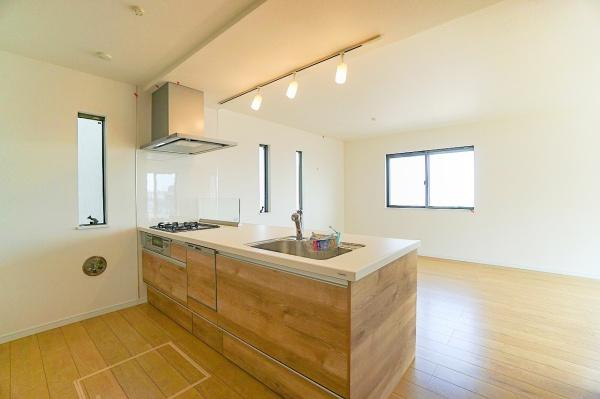 横浜市鶴見区岸谷２丁目の新築一戸建の内観：施工例|同社仕様のキッチンです！
食器洗機付きになります！
設備、収納充実のキッチンです。
