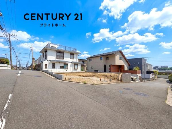 横浜市金沢区富岡西４丁目の新築一戸建の前面道路含む現地写真|前面道路が広いので、安心して駐車可能です！
是非現地へお越しください。