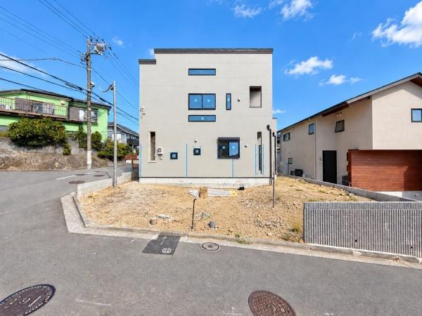 横浜市金沢区富岡西４丁目の新築一戸建の前面道路含む現地写真|周辺は落ち着いた街並みになります。
子育てにはぴったりの住環境♪