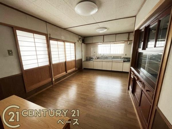 磯城郡田原本町大字秦庄の中古一戸建の居間・リビング|■現地撮影写真■ご家族でくつろいでいただける広々ＬＤＫ！