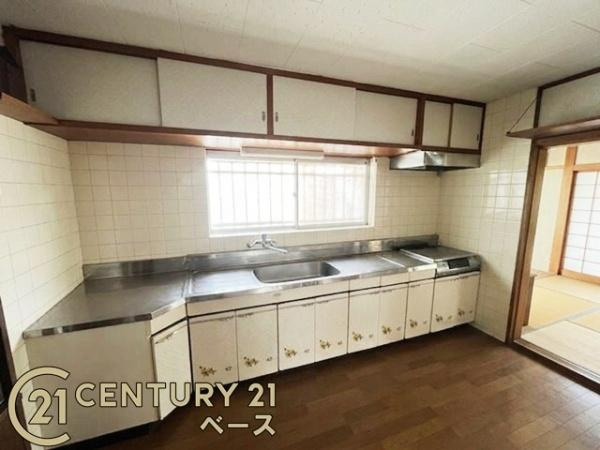 磯城郡田原本町大字秦庄の中古一戸建のキッチン|■現地撮影写真■収納スペース豊富で使い勝手の良いキッチン！