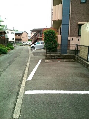 ジュネス黒髪の駐車場