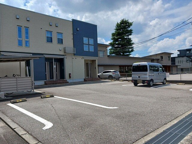 イースト　スプリングの駐車場