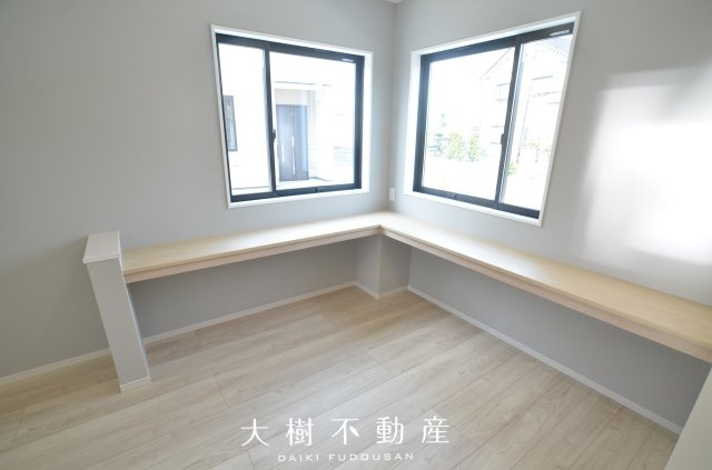 【居間・リビング】 | 座間市座間1丁目　新築戸建て　全２棟【仲介手数料無料】