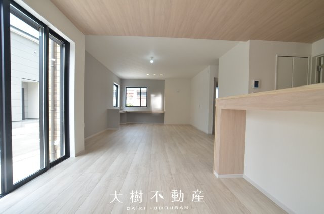 【居間・リビング】 | 座間市座間1丁目　新築戸建て　全２棟【仲介手数料無料】