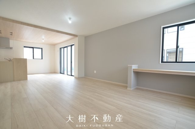 【居間・リビング】 | 座間市座間1丁目　新築戸建て　全２棟【仲介手数料無料】