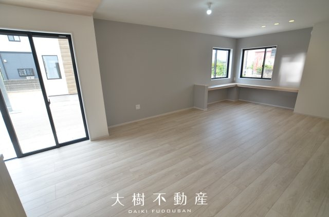 【居間・リビング】 | 座間市座間1丁目　新築戸建て　全２棟【仲介手数料無料】