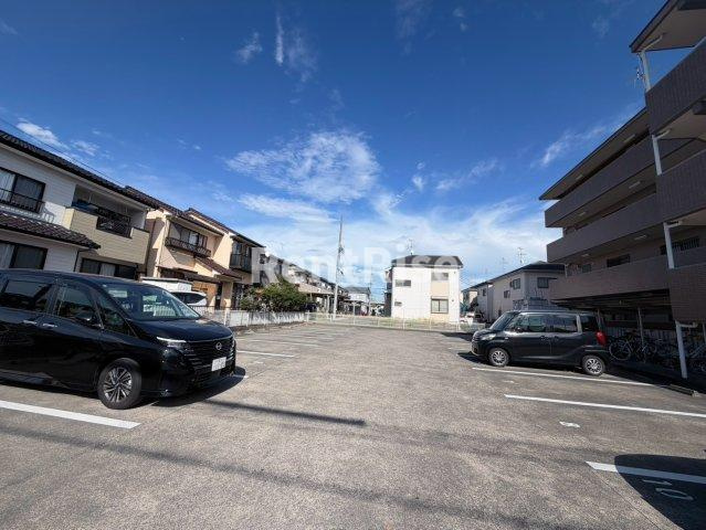 ラフィネ門間の駐車場
