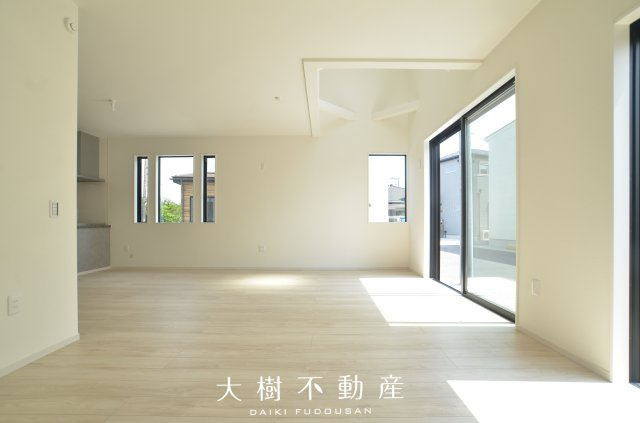 【居間・リビング】 | 座間市座間1丁目　新築戸建て　全２棟【仲介手数料無料】