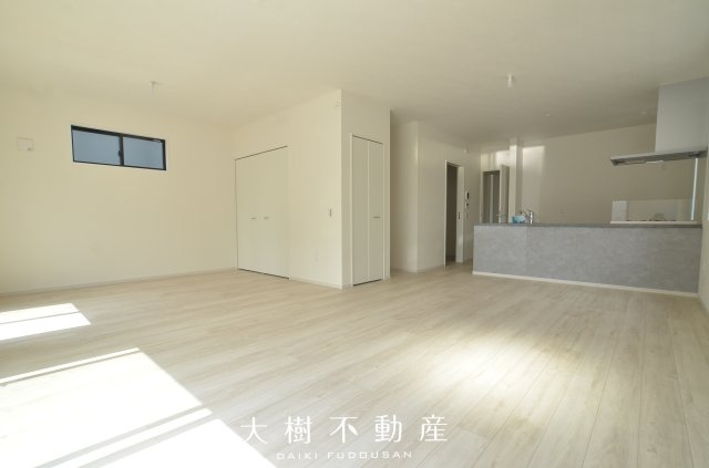 【居間・リビング】 | 座間市座間1丁目　新築戸建て　全２棟【仲介手数料無料】