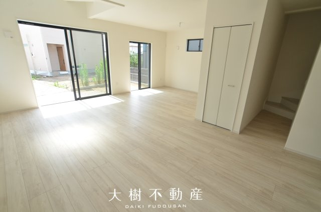 【居間・リビング】 | 座間市座間1丁目　新築戸建て　全２棟【仲介手数料無料】