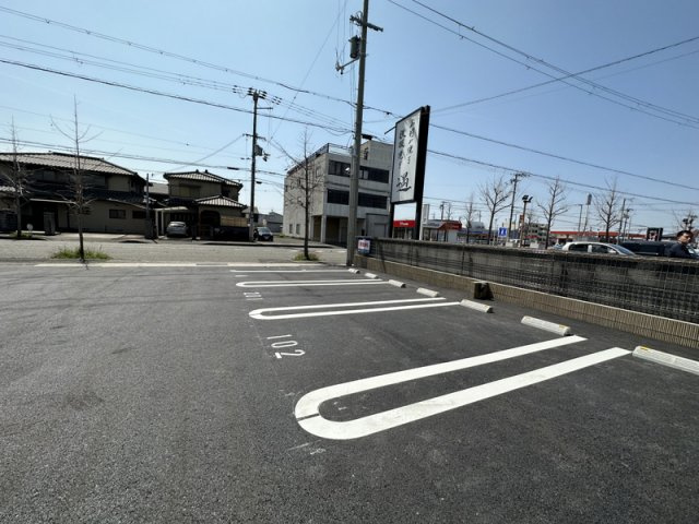 ユアメゾンＮＡＯの駐車場
