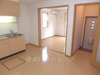フォレスト高陽東　弐番館の居間・リビング|明るい角部屋・エアコン付き