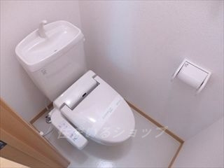 フォレスト高陽東　弐番館のトイレ|シャワートイレ・収納棚あり