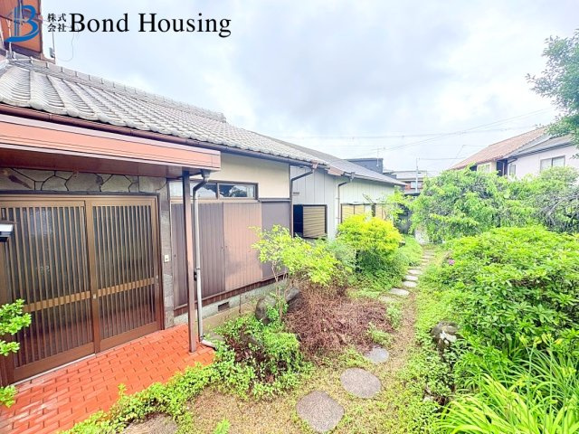 駐車２台　お庭、倉庫付き　岩岡町岩岡　中古戸建のその他