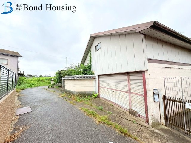 駐車２台　お庭、倉庫付き　岩岡町岩岡　中古戸建の庭