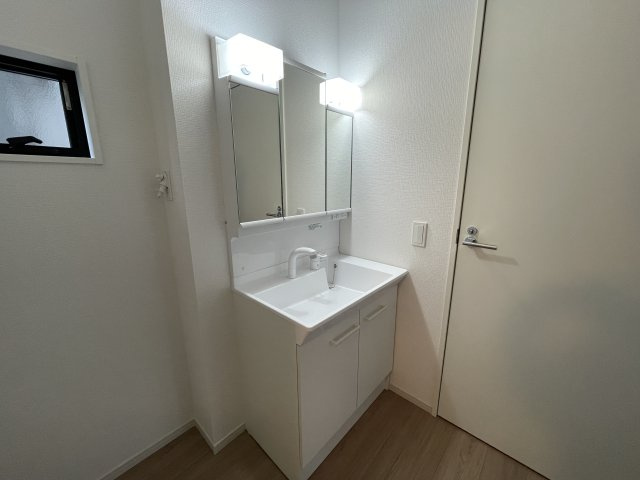 【独立洗面台】 | 【新築分譲住宅　～ LIGARE　リガーレ～　】山形市南四番町　1期1棟 | ミラーを手前に引けば、楽な姿勢で髭剃りやメイクができます。合わせ鏡にすればヘアスタイルのチェックもラクラク。洗面化粧台のミラー裏にはたっぷり入る収納スペースを設けています(*´▽｀*)