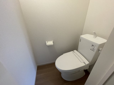 【トイレ】 | 【新築分譲住宅　～ LIGARE　リガーレ～　】山形市南四番町　1期1棟 | ウォシュレット機能付きシャワートイレは、ツイントルネード洗浄なので、少ない水でもしっかりと前方の返し部分から後方部までしっかり洗浄！