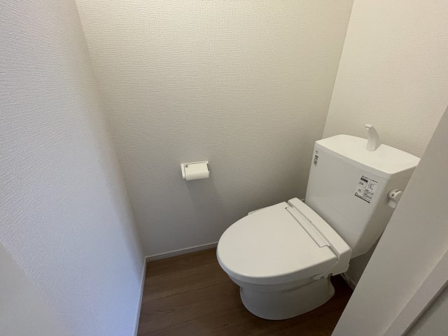 【トイレ】 | 【新築分譲住宅　～ LIGARE　リガーレ～　】山形市南四番町　1期1棟 | ウォシュレット機能付きシャワートイレは、ツイントルネード洗浄なので、少ない水でもしっかりと前方の返し部分から後方部までしっかり洗浄！