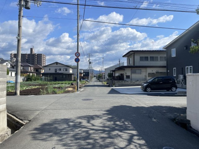 【周辺】 | 【新築分譲住宅　～ LIGARE　リガーレ～　】山形市南四番町　1期1棟 | 【Frontal road】
家の良し悪しだけでなく周辺環境も重要なポイント。それは月日が経つ事で「近くにあるもの」から「家の財産」へとイメージが変わってくる事を身体が理解しているからだと思います。