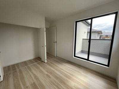 【洋室】 | 【新築分譲住宅　～ LIGARE　リガーレ～　】山形市鈴川町2丁目　1期2棟 | バルコニーと繋がるお部屋ですのでお布団などの大きな洗濯物もそのまま干してフカフカに♪屋根付きなので突然の雨でも安心です！