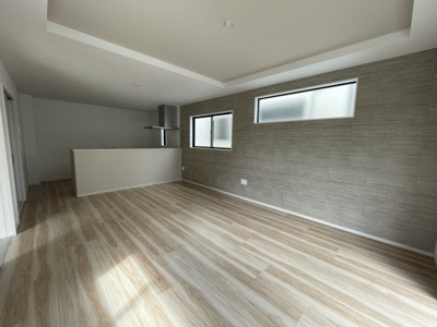 【居間・リビング】 | 【新築分譲住宅　～ LIGARE　リガーレ～　】山形市鈴川町2丁目　1期2棟 | 光が溢れ、風も溢れ、居心地のよい住空間、自然体で過ごせる住空間にリビングを。それは住むというシンプルなカタチをどこまでも追求してきた結果です。新築の厳かな居住性を身体全体で感じられます。