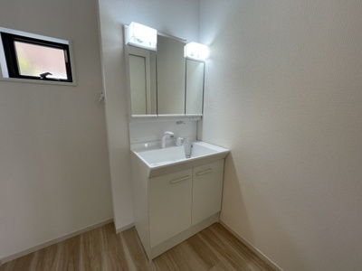 【独立洗面台】 | 【新築分譲住宅　～ LIGARE　リガーレ～　】山形市鈴川町2丁目　1期2棟 | ミラーを手前に引けば、楽な姿勢で髭剃りやメイクができます。合わせ鏡にすればヘアスタイルのチェックもラクラク。洗面化粧台のミラー裏にはたっぷり入る収納スペースを設けています(*´▽｀*)