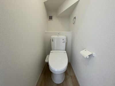 【トイレ】 | 【新築分譲住宅　～ LIGARE　リガーレ～　】山形市鈴川町2丁目　1期2棟 | ウォシュレット機能付きシャワートイレは、ツイントルネード洗浄なので、少ない水でもしっかりと前方の返し部分から後方部までしっかり洗浄！