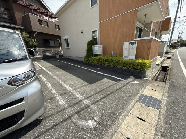 イリーデＡの駐車場