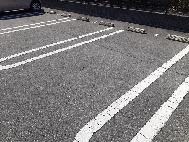 アヴニール　ラ　シャンブルの駐車場